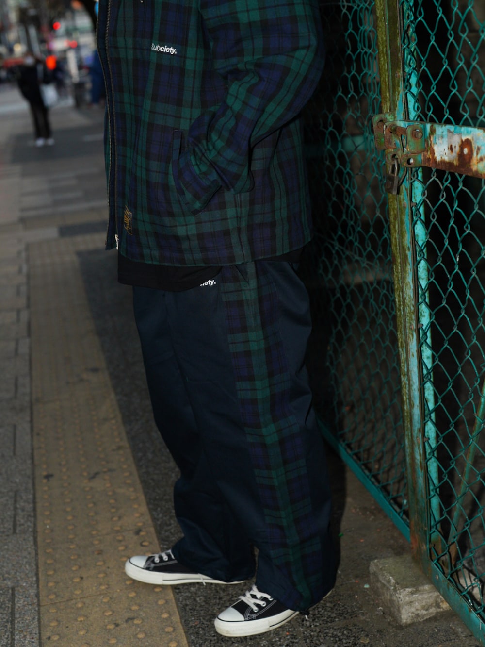 ブラック系のTシャツ/カットソー、グリーン系のカバーオール、ブルー系のその他パンツを着用したメンズの春コーディネートの2枚目の写真