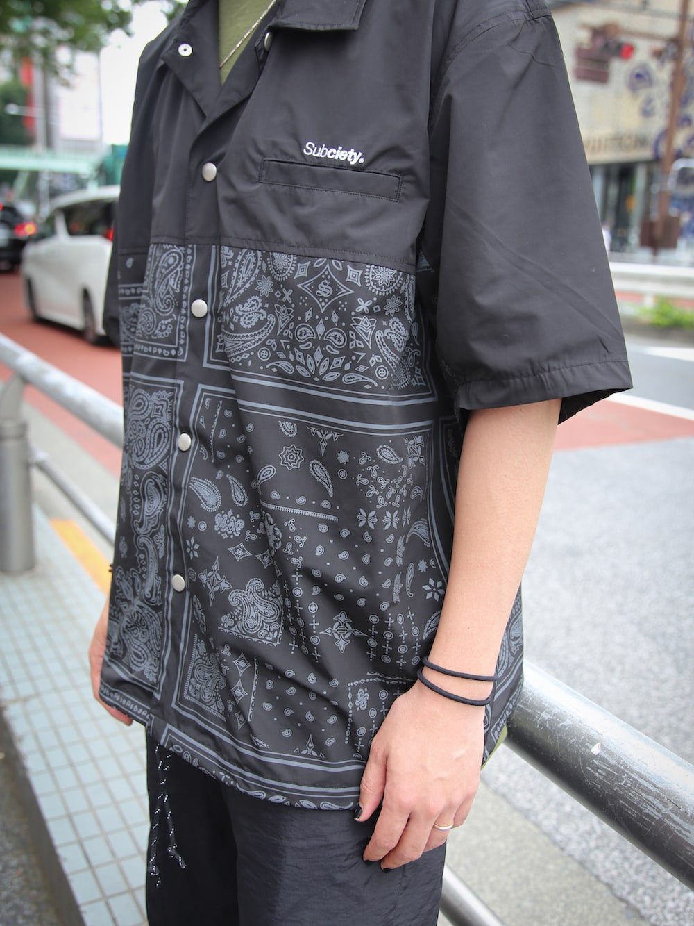 ブラック系のその他パンツ、ブラック系のシャツ/ブラウスを着用したメンズの夏コーディネートの3枚目の写真