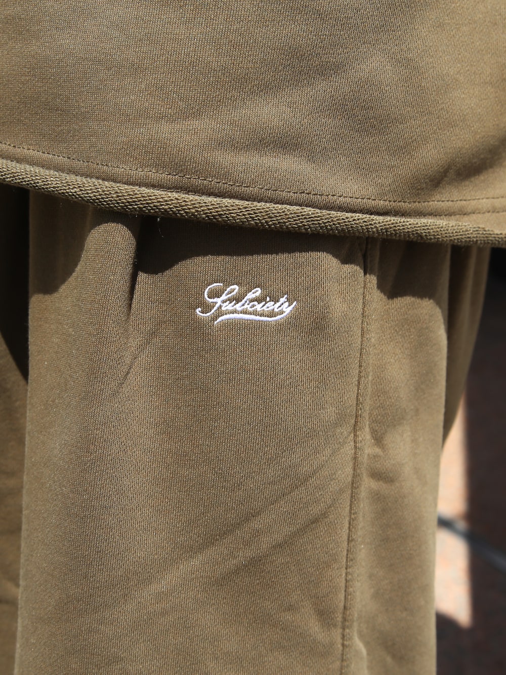 グリーン系のTシャツ/カットソー、グリーン系のその他パンツを着用したメンズの夏コーディネートの2枚目の写真