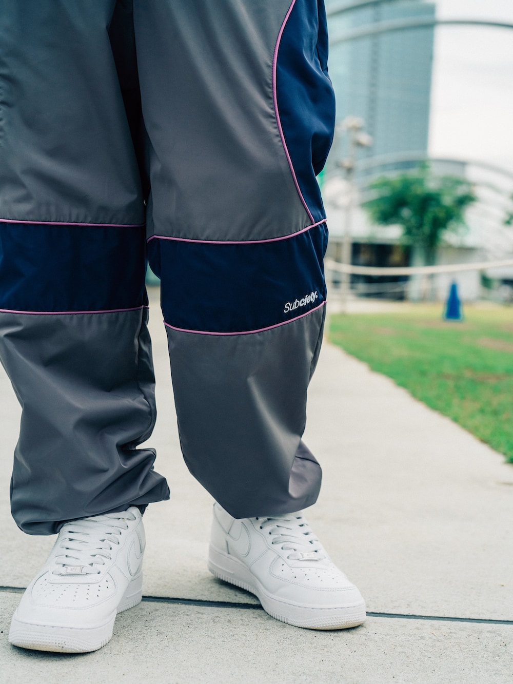 グレー系のその他パンツ、グレー系のナイロンジャケット、ブラック系のサングラスを着用したメンズの夏コーディネートの4枚目の写真