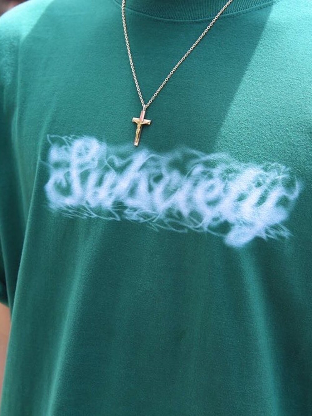 グリーン系のTシャツ/カットソー、ブラック系のハンチング/ベレー帽、ブルー系のサングラスを着用したメンズの夏コーディネートの2枚目の写真