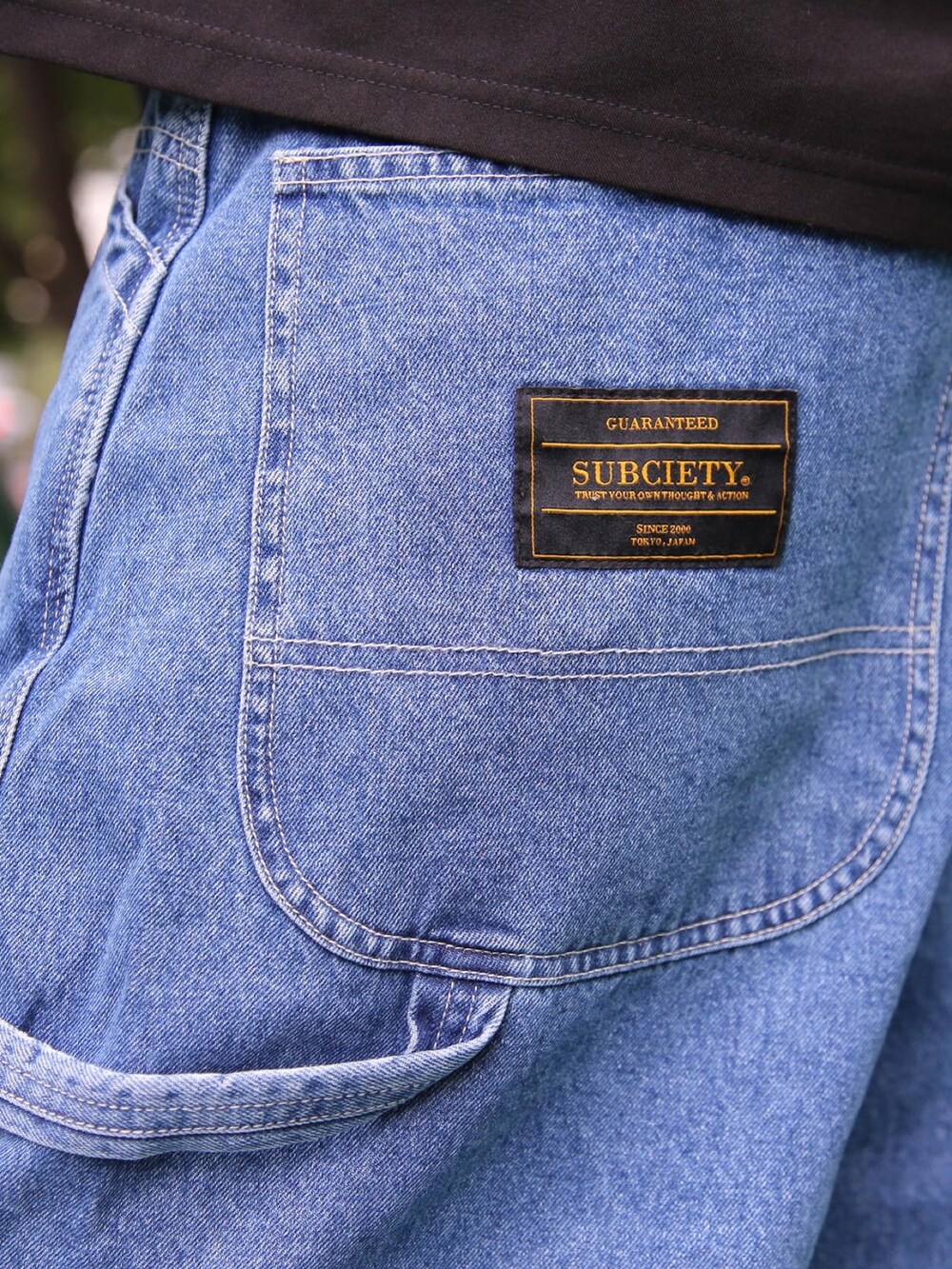 ブルー系のデニムパンツ、ブラック系のTシャツ/カットソーを着用したメンズの夏コーディネートの3枚目の写真