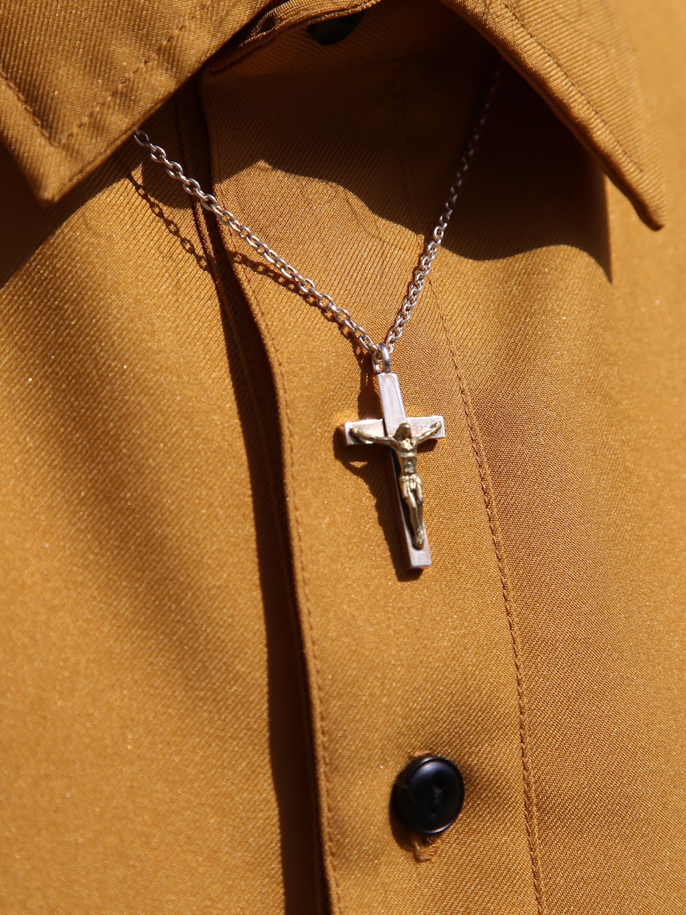 シルバー系のネックレスを着用したメンズの春コーディネートの2枚目の写真