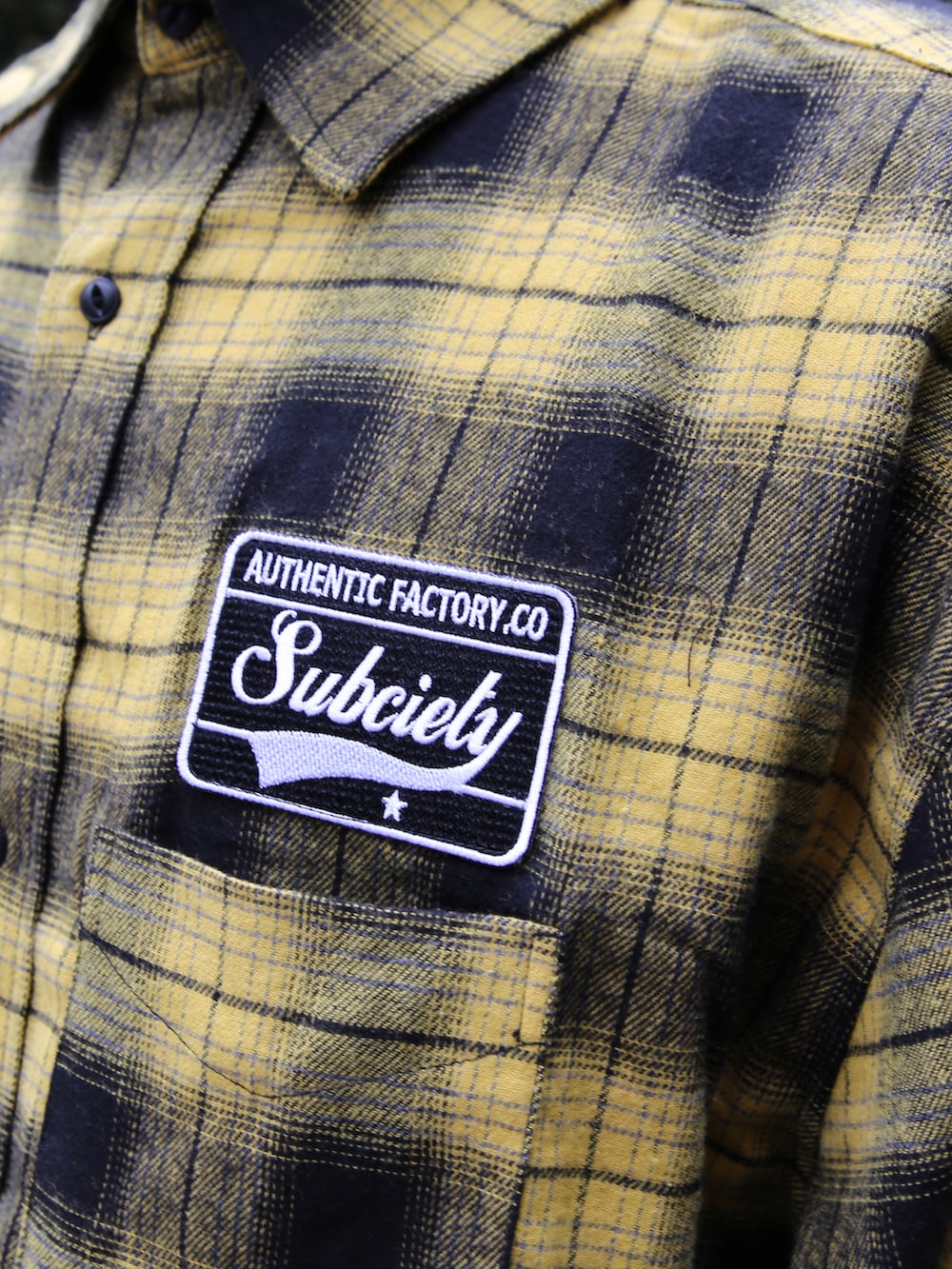 イエロー系のシャツ/ブラウス、グレー系のその他パンツを着用したメンズの秋コーディネートの2枚目の写真