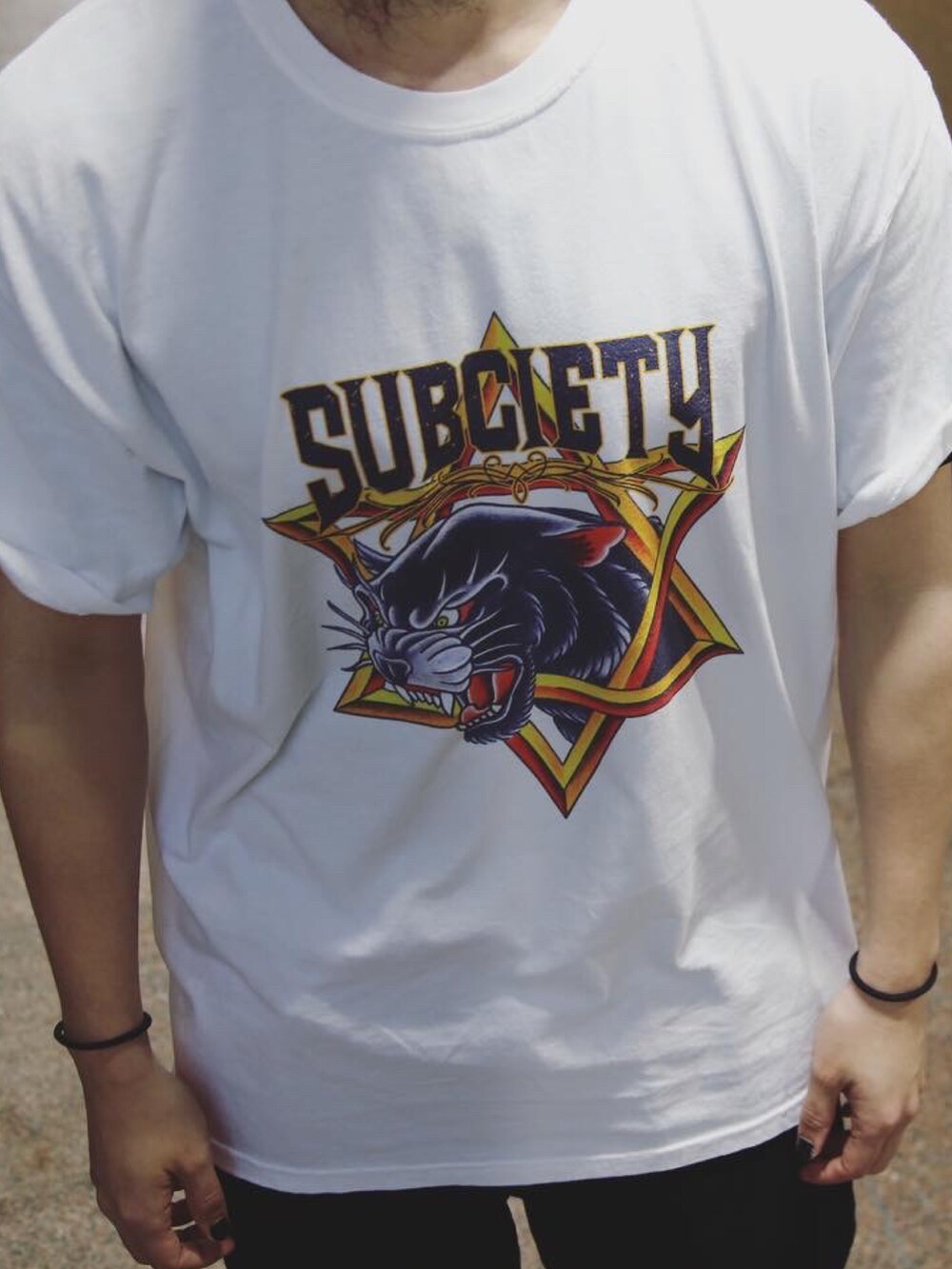 ホワイト系のTシャツ/カットソー、ブラック系のその他パンツを着用したメンズの春コーディネートの2枚目の写真