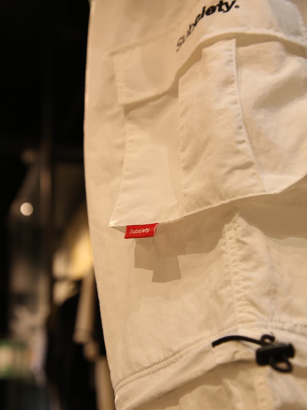 ホワイト系のTシャツ/カットソー、ホワイト系のカーゴパンツを着用したメンズの夏コーディネートの2枚目の写真