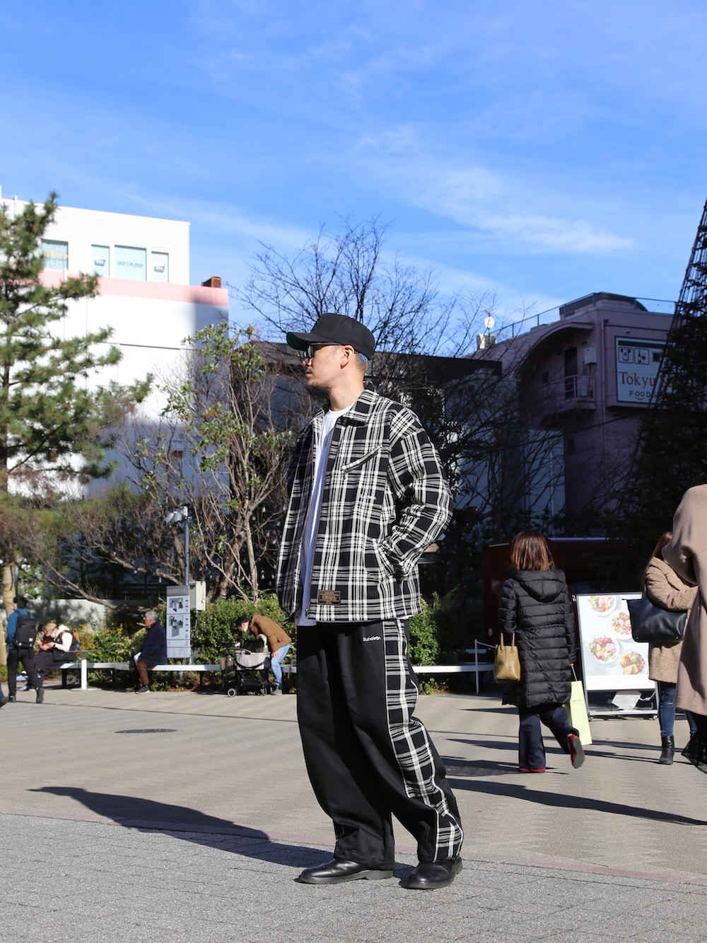 「Subciety、ワークスタイル、ワークジャケット、セットアップ、シンプルコーデ、シンプル、ストリート、ドロップショルダー、ビッグシルエット、オーバーサイズ、チェック、チェックパンツ、チェックジャケット」｜「SubcietyのCHECK LINE BAGGY PANTS（その他パンツ、ブラック系）」を使った、Mt'（ミット）さん（メンズ・178cm）の冬コーディネートの2枚目の写真