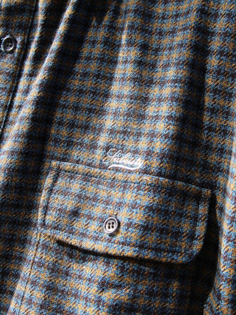 ブラック系のスラックス、ブルー系のシャツ/ブラウス、ブルー系のサングラスを着用したメンズの秋コーディネートの3枚目の写真