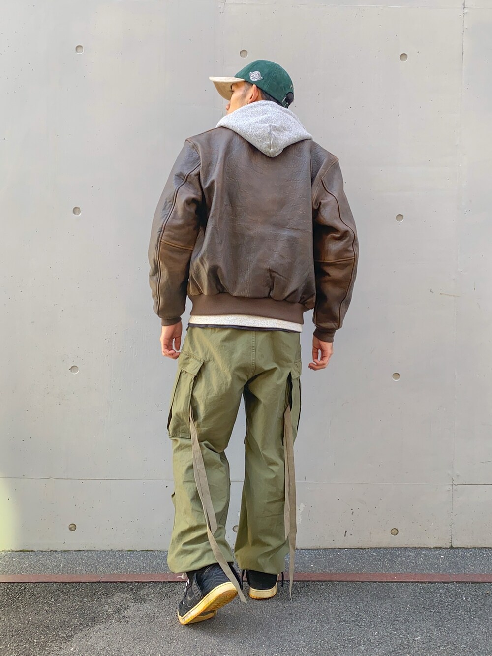 ブラウン系のブルゾン、グレー系のパーカー、ブルー系のTシャツ/カットソーを着用したメンズの秋コーディネートの2枚目の写真