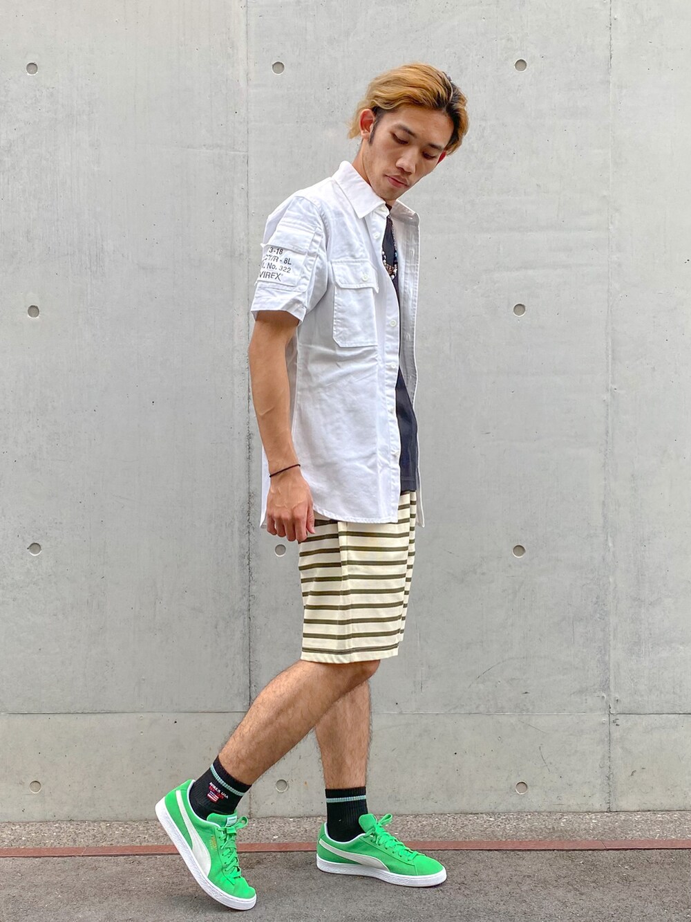 ホワイト系のスニーカー、グリーン系のその他パンツ、ブラック系のタンクトップを着用したメンズの夏コーディネートの2枚目の写真