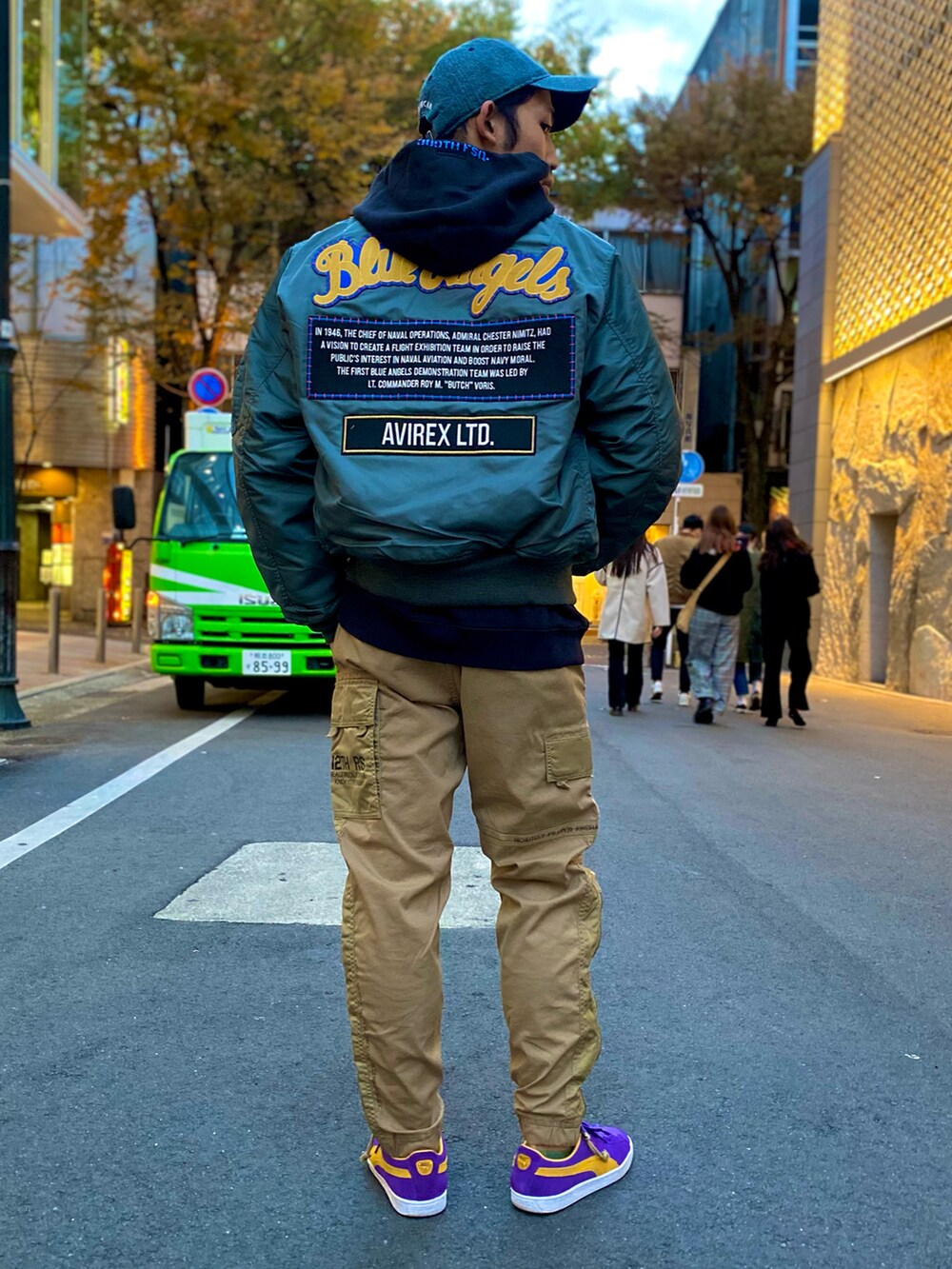 ベージュ系のカーゴパンツ、ブラック系のパーカー、グリーン系のブルゾンを着用したメンズの冬コーディネートの2枚目の写真