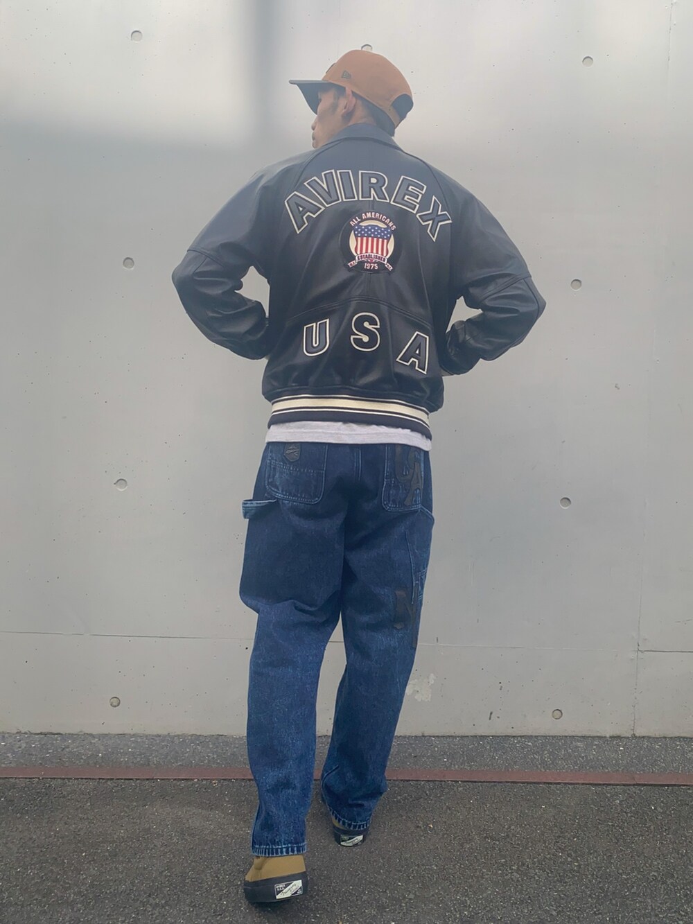 その他のTシャツ/カットソー、ブラック系のスタジャン、ブルー系のTシャツ/カットソーを着用したメンズの夏コーディネートの3枚目の写真