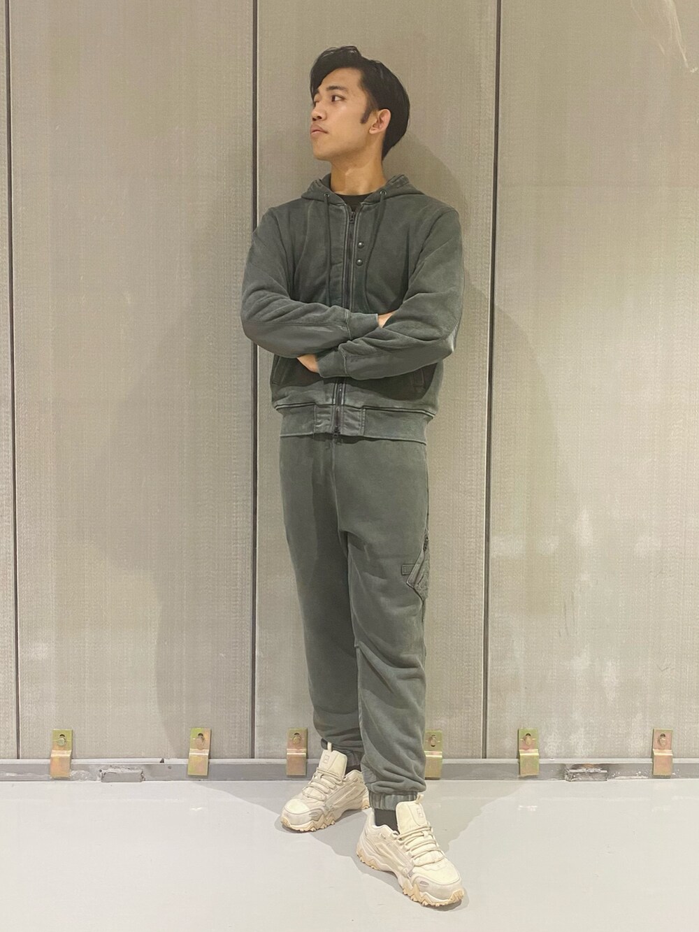 グリーン系のパーカー、ブラック系のTシャツ/カットソー、グリーン系のスウェットパンツを着用したメンズの秋コーディネートの2枚目の写真