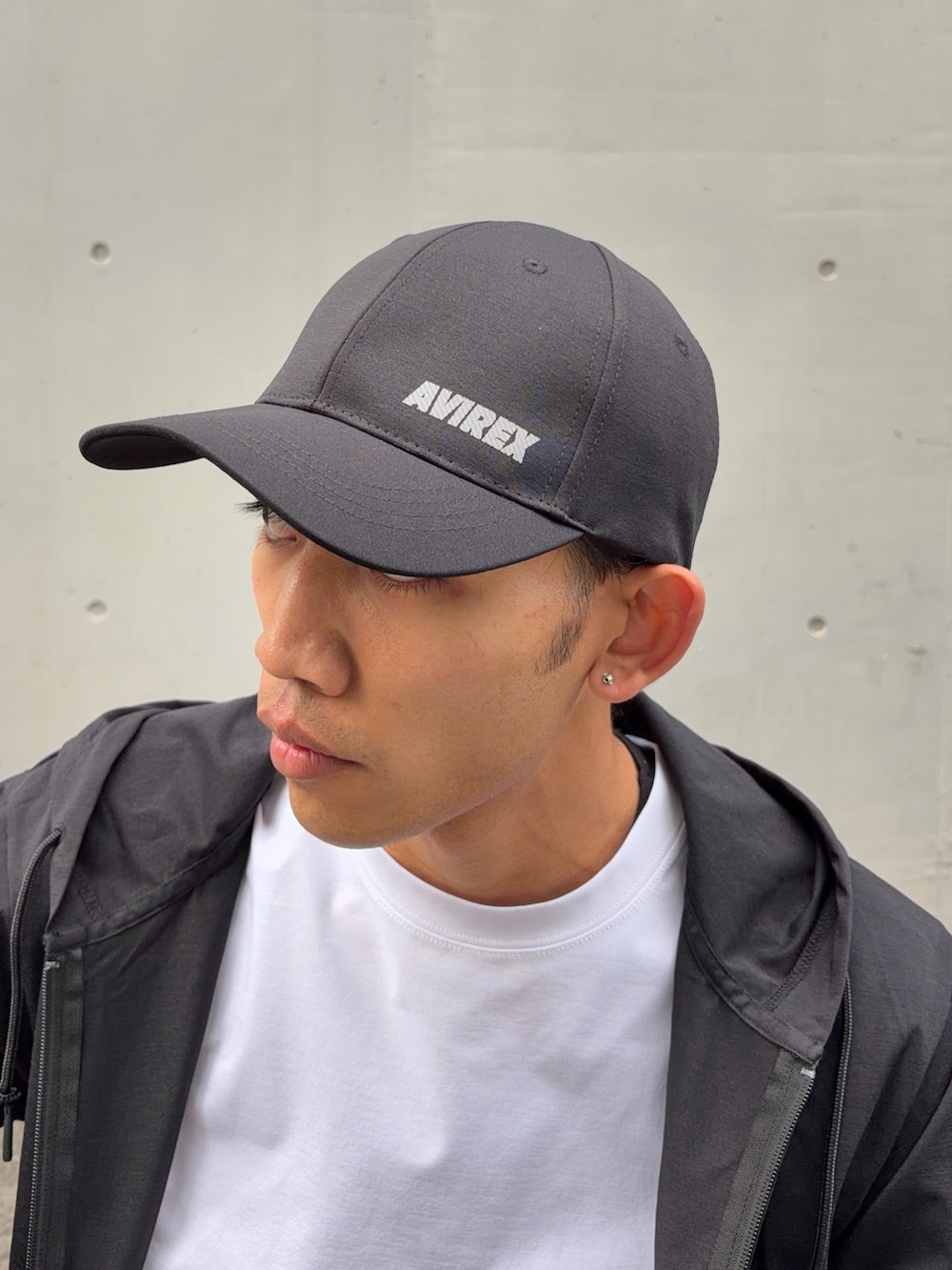 ホワイト系のTシャツ/カットソー、ブラック系のその他パンツ、ブラック系のキャップを着用したメンズの春コーディネートの6枚目の写真