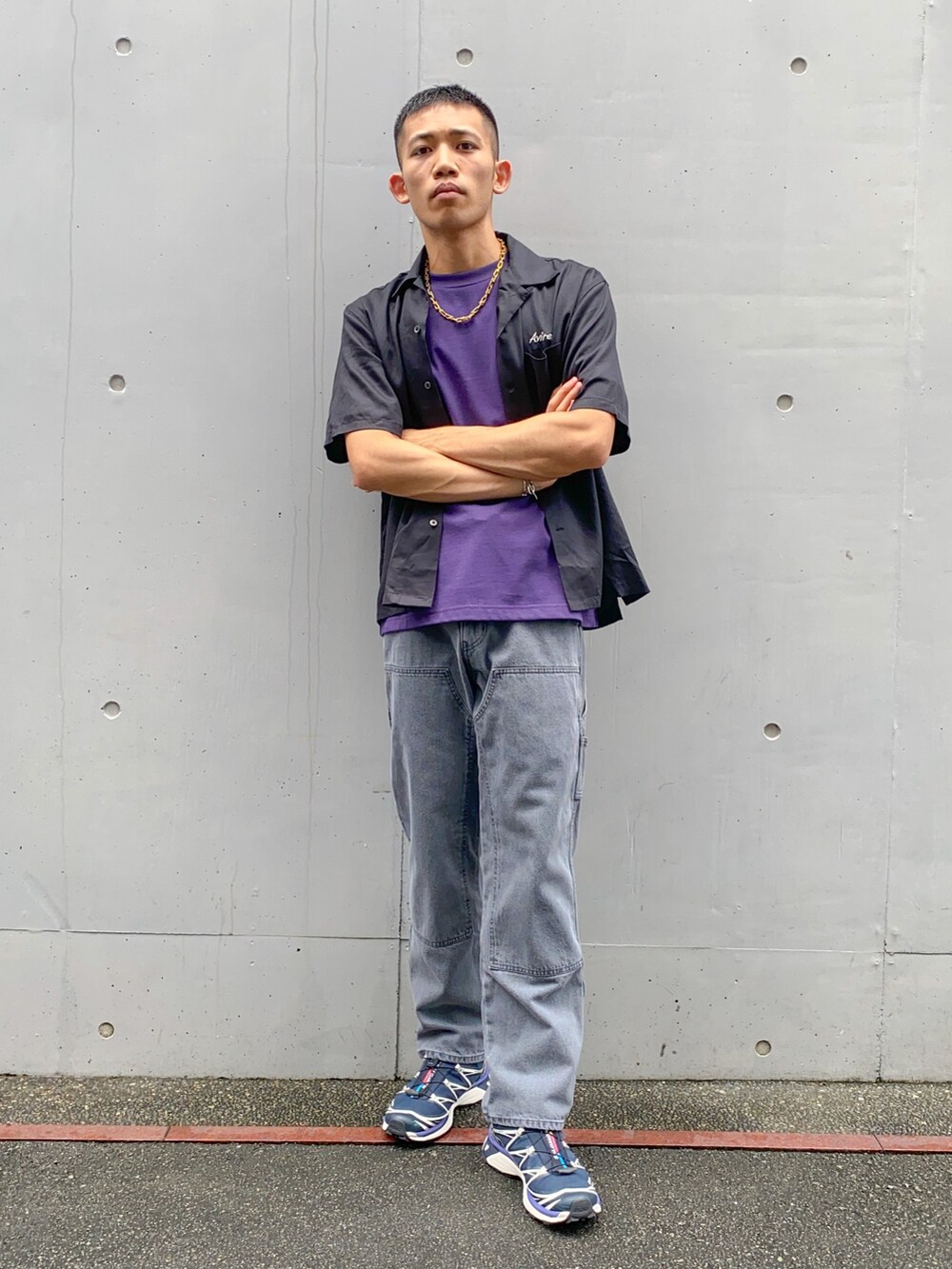 ブラック系のシャツ/ブラウス、パープル系のTシャツ/カットソー、ブラック系のデニムパンツを着用したメンズの夏コーディネートの3枚目の写真