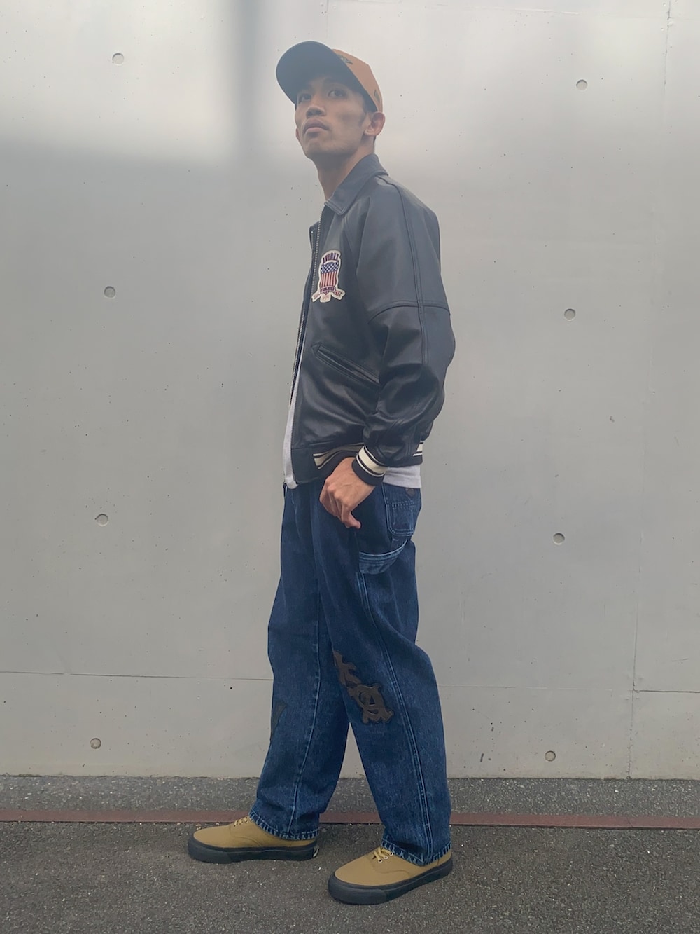 その他のTシャツ/カットソー、ブラック系のスタジャン、ブルー系のTシャツ/カットソーを着用したメンズの夏コーディネートの2枚目の写真