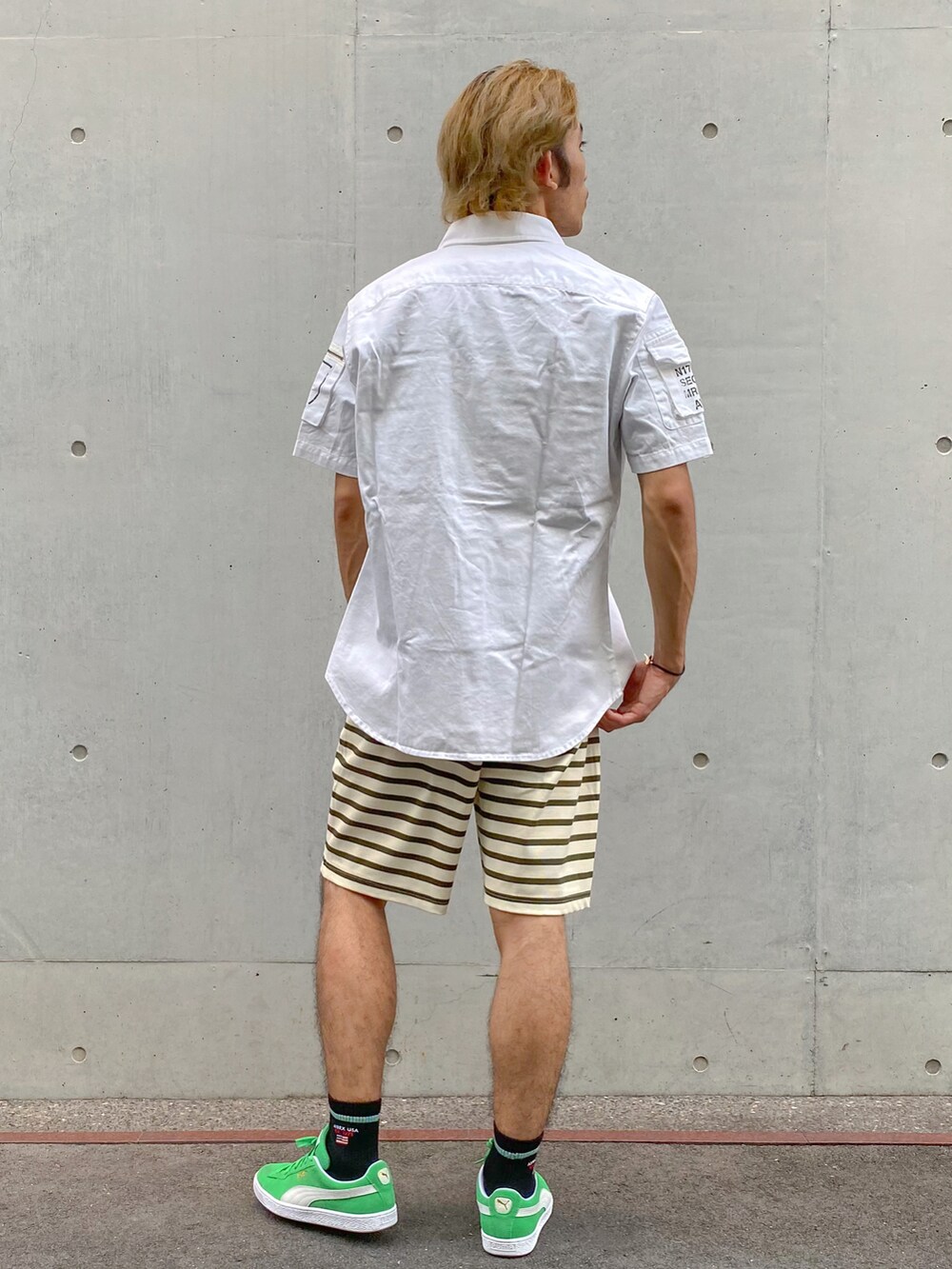 ホワイト系のスニーカー、グリーン系のその他パンツ、ブラック系のタンクトップを着用したメンズの夏コーディネートの4枚目の写真