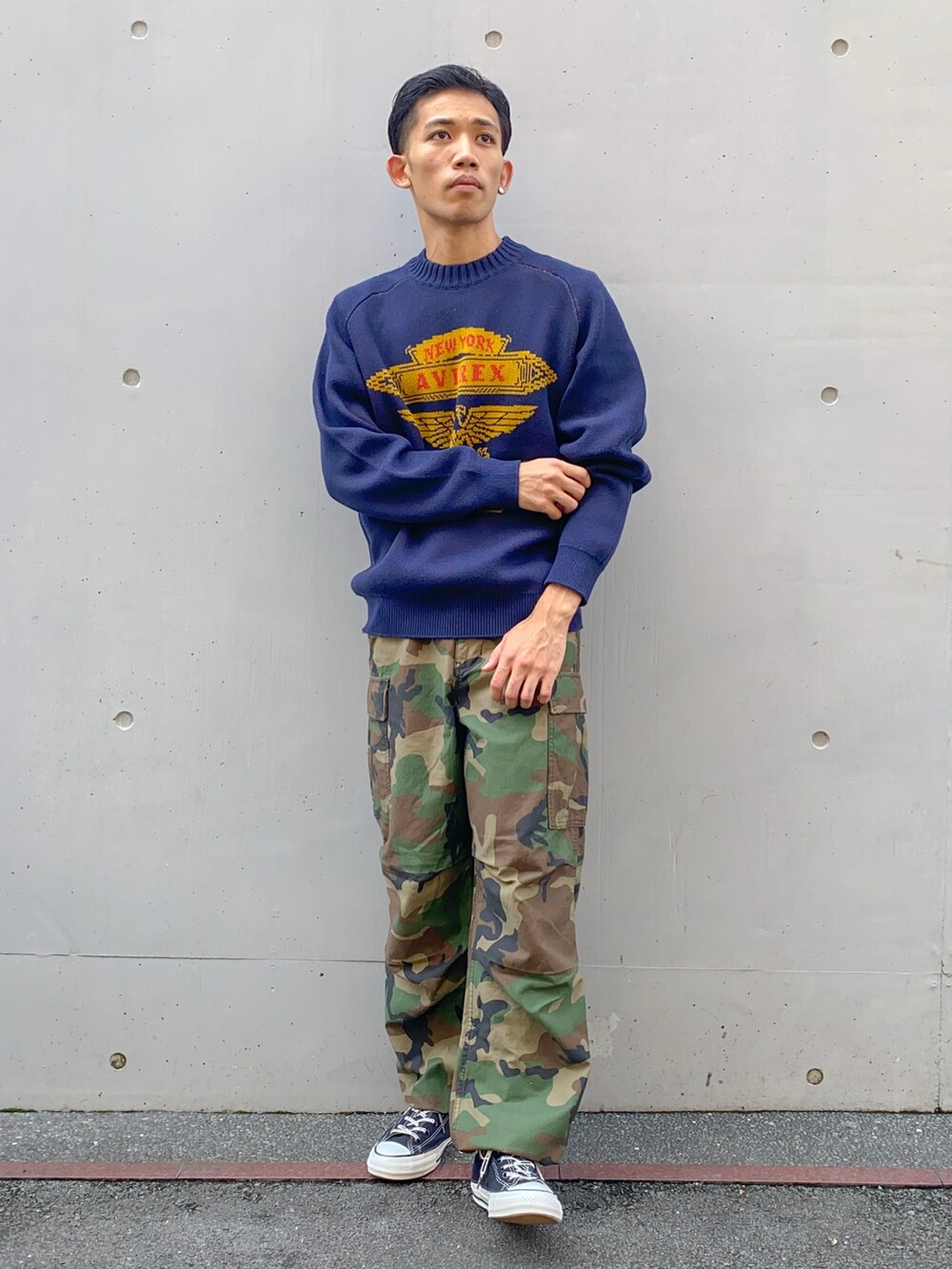 ブルー系のニット/セーター、ブラック系のTシャツ/カットソー、その他のカーゴパンツを着用したメンズの秋コーディネートの2枚目の写真