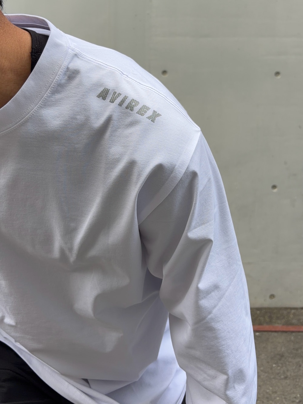 ホワイト系のTシャツ/カットソー、ブラック系のその他パンツ、ブラック系のキャップを着用したメンズの春コーディネートの3枚目の写真