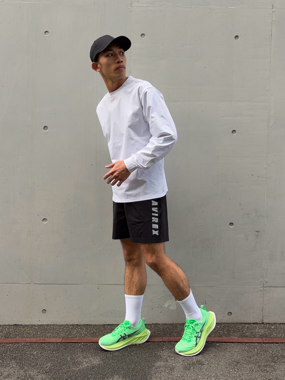 ホワイト系のTシャツ/カットソー、ブラック系のその他パンツ、ブラック系のキャップを着用したメンズの春コーディネートの2枚目の写真