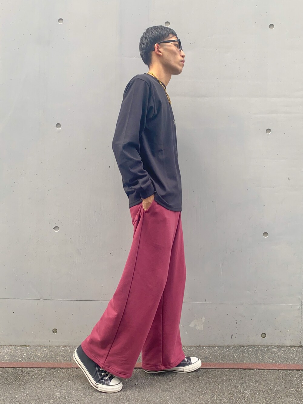 ブラック系のTシャツ/カットソー、ブラック系のTシャツ/カットソー、レッド系のスウェットパンツを着用したメンズの秋コーディネートの3枚目の写真