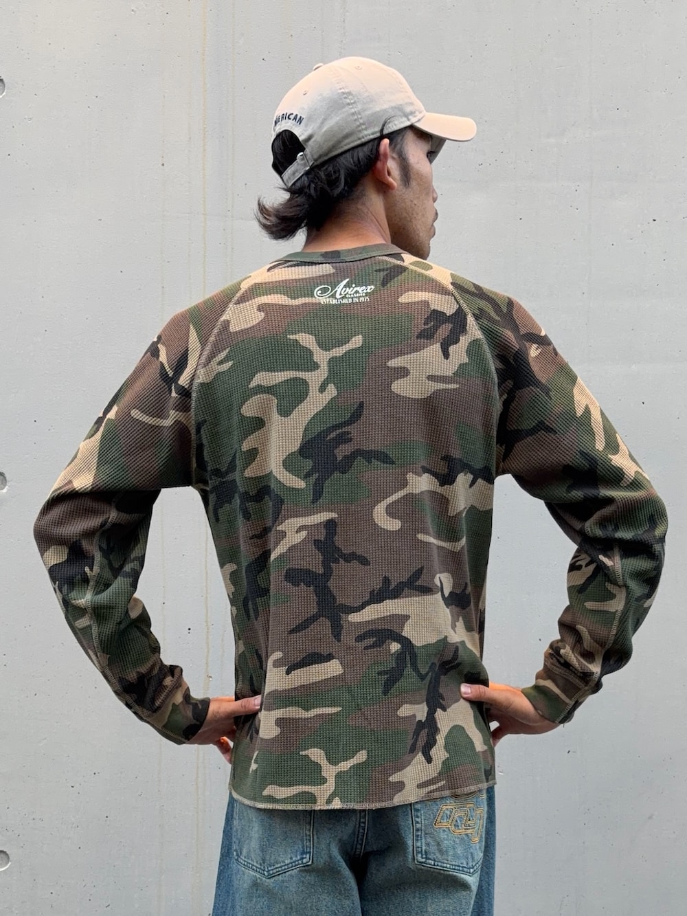 グリーン系のTシャツ/カットソー、ブラウン系のドレスシューズ、ベージュ系のキャップを着用したメンズの秋コーディネートの3枚目の写真
