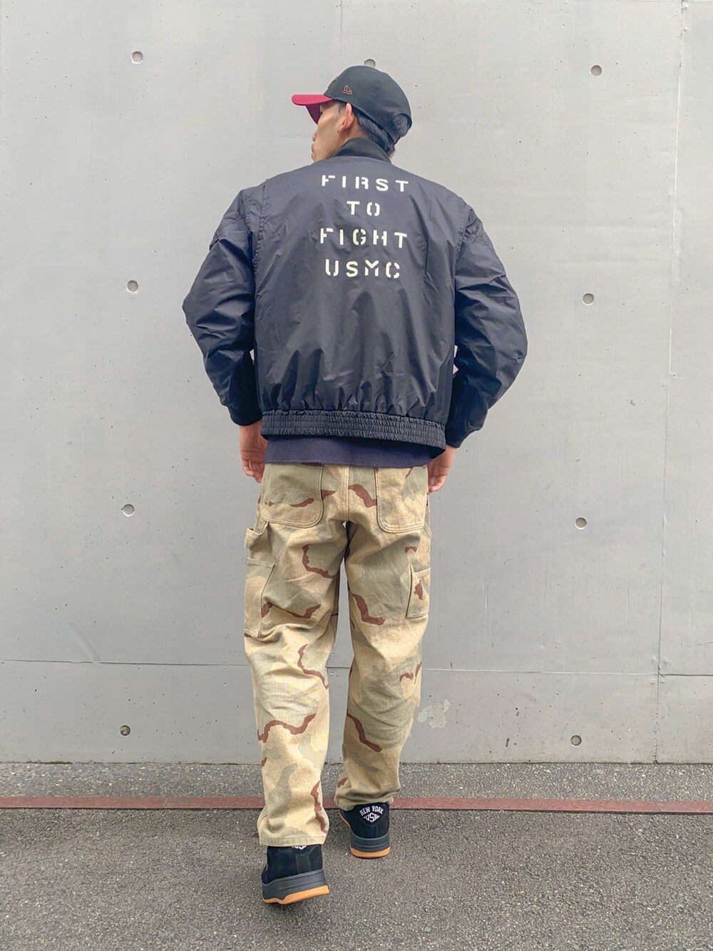 ブルー系のTシャツ/カットソー、ブラック系のブルゾン、ブラック系のTシャツ/カットソーを着用したメンズの秋コーディネートの2枚目の写真