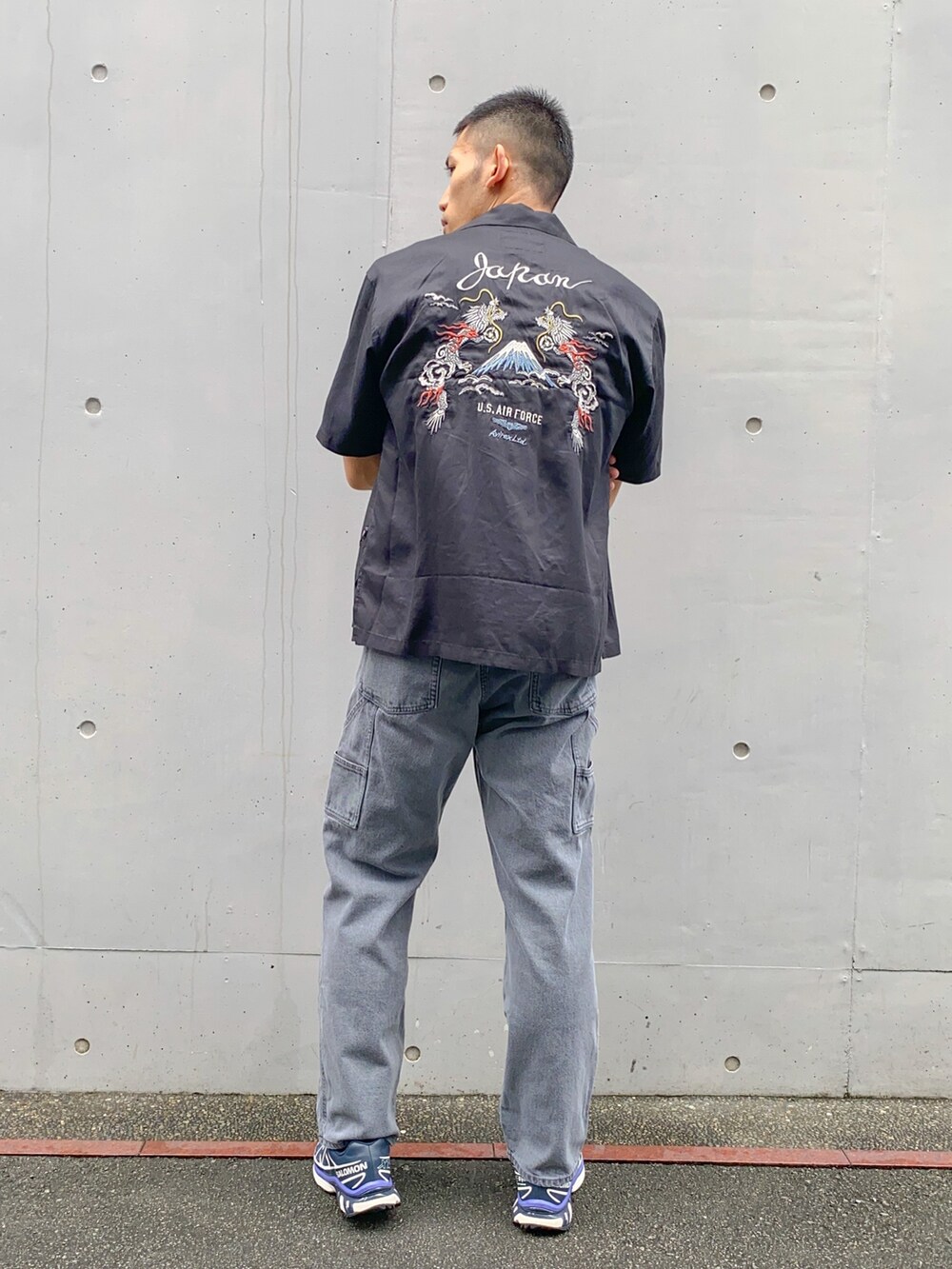 ブラック系のシャツ/ブラウス、パープル系のTシャツ/カットソー、ブラック系のデニムパンツを着用したメンズの夏コーディネートの2枚目の写真