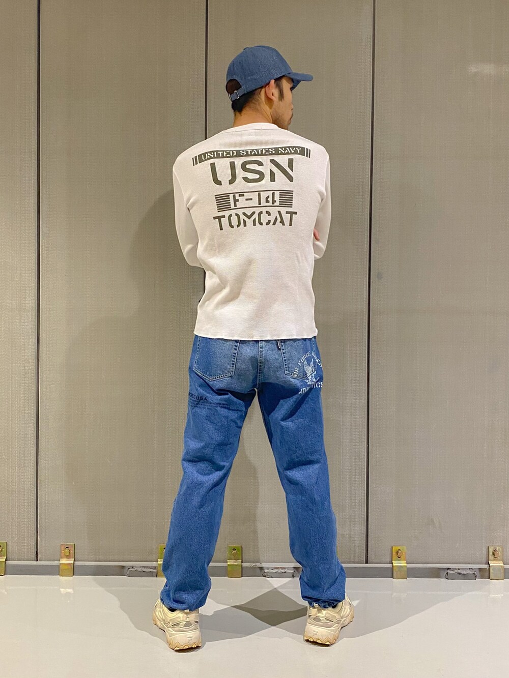 ホワイト系のTシャツ/カットソー、ブルー系のデニムパンツ、その他のキャップを着用したメンズの冬コーディネートの2枚目の写真