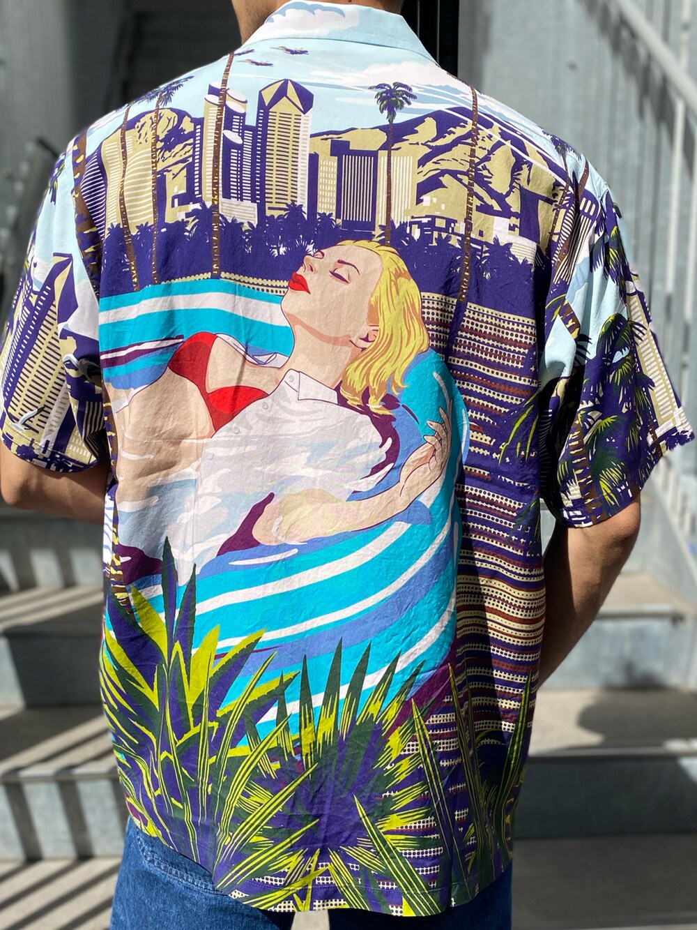 ブルー系のシャツ/ブラウス、ホワイト系のTシャツ/カットソー、ブラック系のスニーカーを着用したメンズの春コーディネートの2枚目の写真