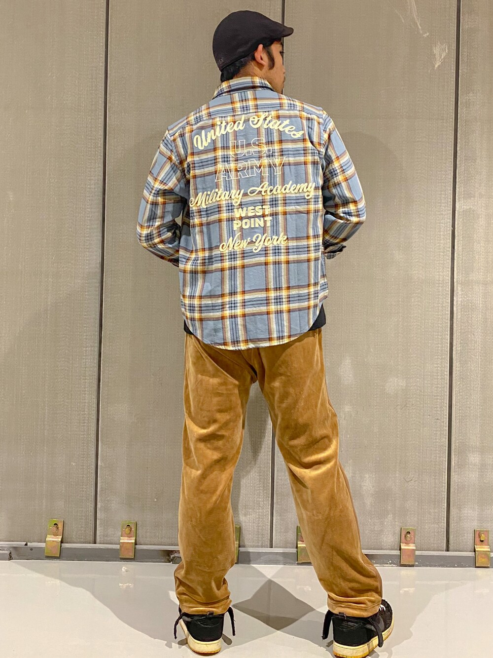 ブルー系のシャツ/ブラウス、グリーン系のその他パンツ、ブラック系のTシャツ/カットソーを着用したメンズの秋コーディネートの2枚目の写真