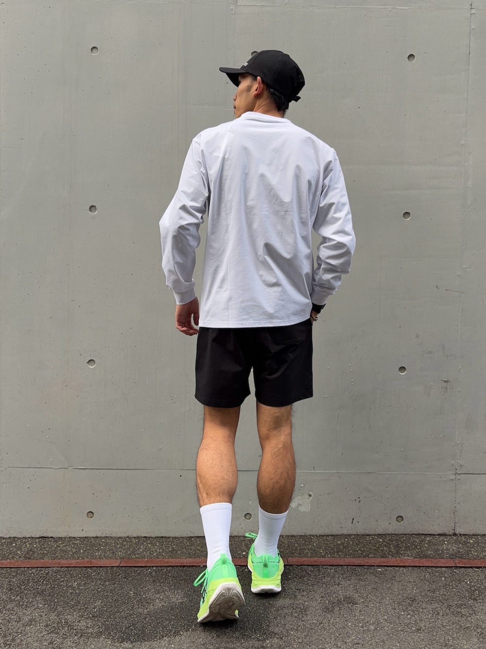 ホワイト系のTシャツ/カットソー、ブラック系のその他パンツ、ブラック系のキャップを着用したメンズの春コーディネートの5枚目の写真