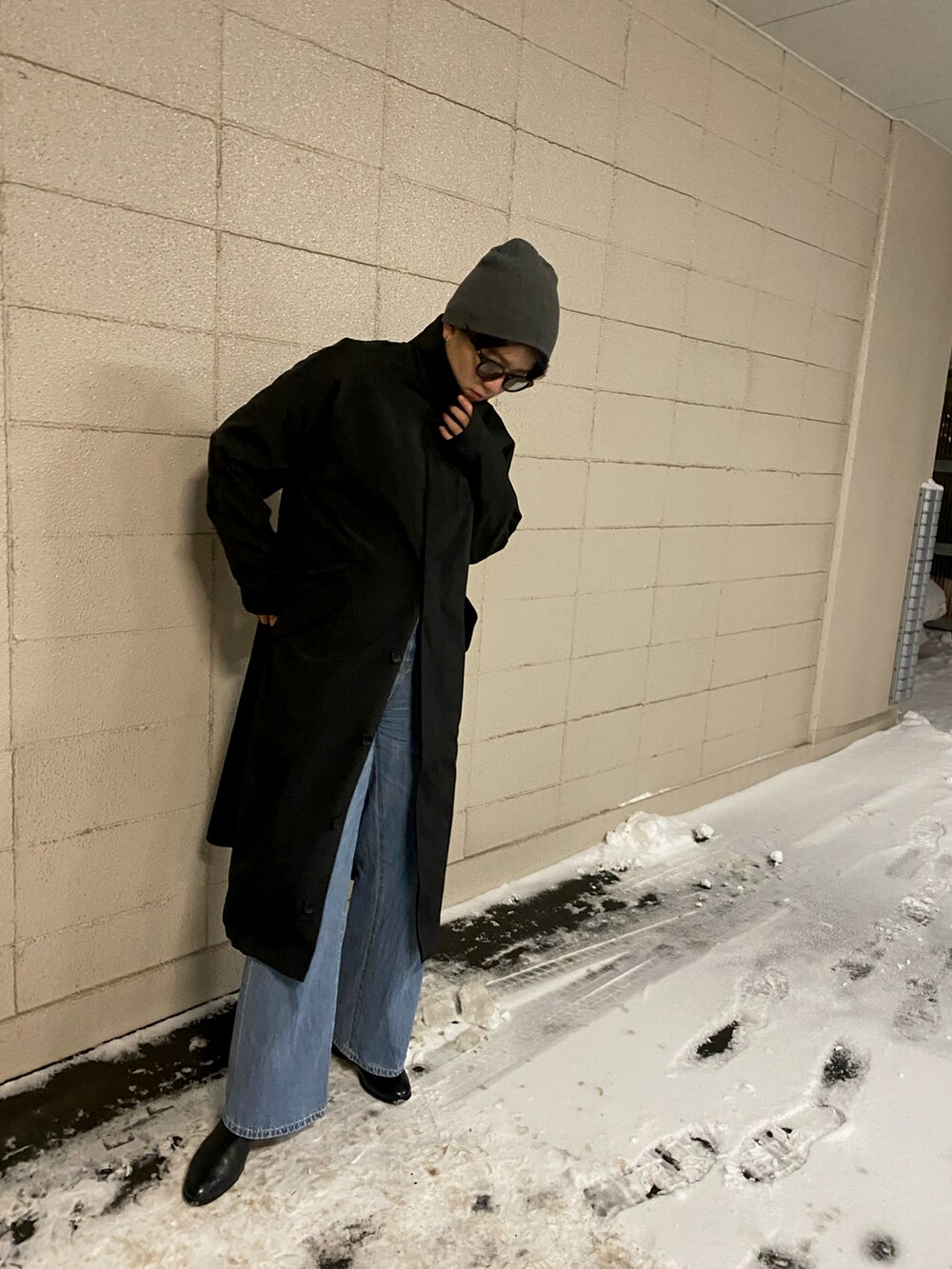 ブルー系のデニムパンツ、ブラック系のブーツ、ブラック系のジャケット/アウターを着用したレディースの冬コーディネートの4枚目の写真