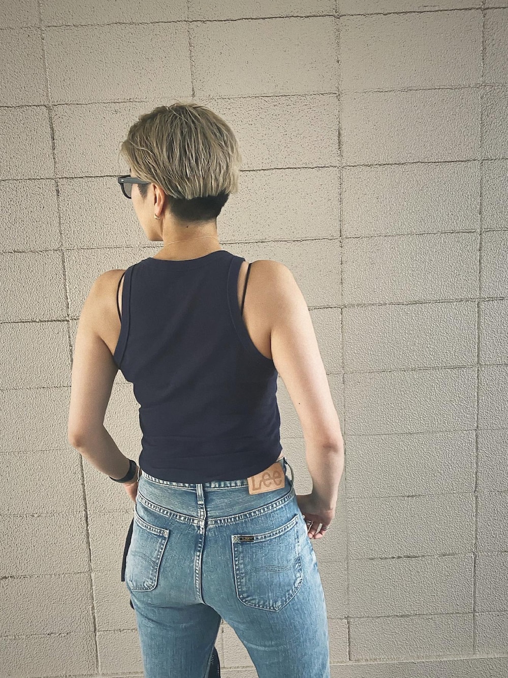 ブルー系のTシャツ/カットソー、ブルー系のタンクトップ、ブルー系のデニムパンツを着用したレディースの夏コーディネートの3枚目の写真