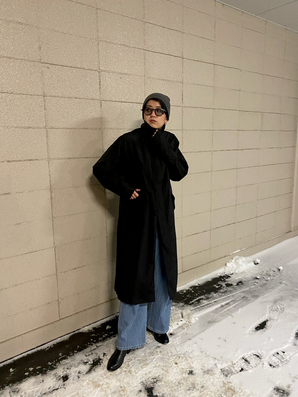 ブルー系のデニムパンツ、ブラック系のブーツ、ブラック系のジャケット/アウターを着用したレディースの冬コーディネートの3枚目の写真