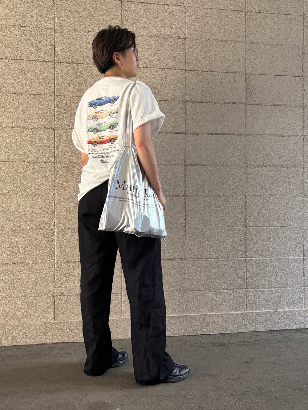 ホワイト系のTシャツ/カットソー、ブラック系のその他パンツ、ブラック系のスニーカーを着用したレディースの夏コーディネートの2枚目の写真