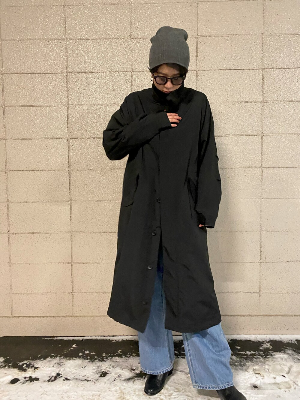 ブルー系のデニムパンツ、ブラック系のブーツ、ブラック系のジャケット/アウターを着用したレディースの冬コーディネートの2枚目の写真