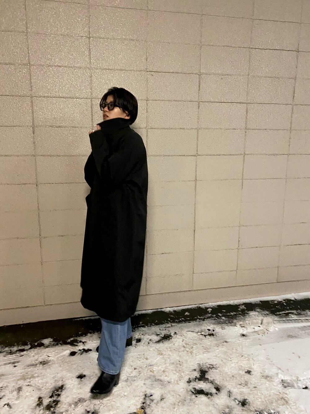 ブルー系のデニムパンツ、ブラック系のブーツ、ブラック系のジャケット/アウターを着用したレディースの冬コーディネートの5枚目の写真