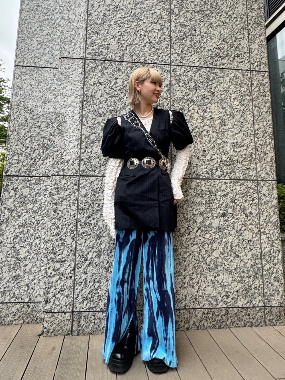 「パンツスタイル、モード、モードカジュアル、ジャケット、メゾンスペシャル、マルテ、ストライプ」｜「MAISON SPECIALの2way Shirring Bolero/2WAYシャーリングボレロ【MAISON SPECIAL/メゾンスペシャル】（シャツ/ブラウス、ホワイト系）」を使った、uttyさん（レディース・161cm）の春コーディネートの2枚目の写真