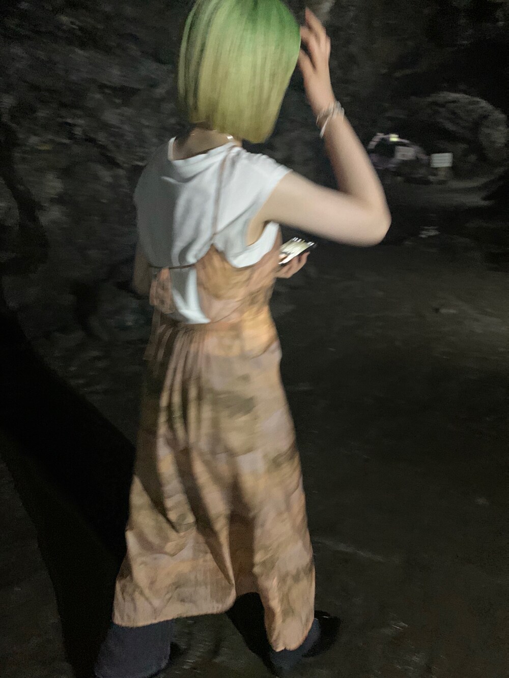 オレンジ系のワンピース、ホワイト系のTシャツ/カットソーを着用したレディースの夏コーディネートの2枚目の写真