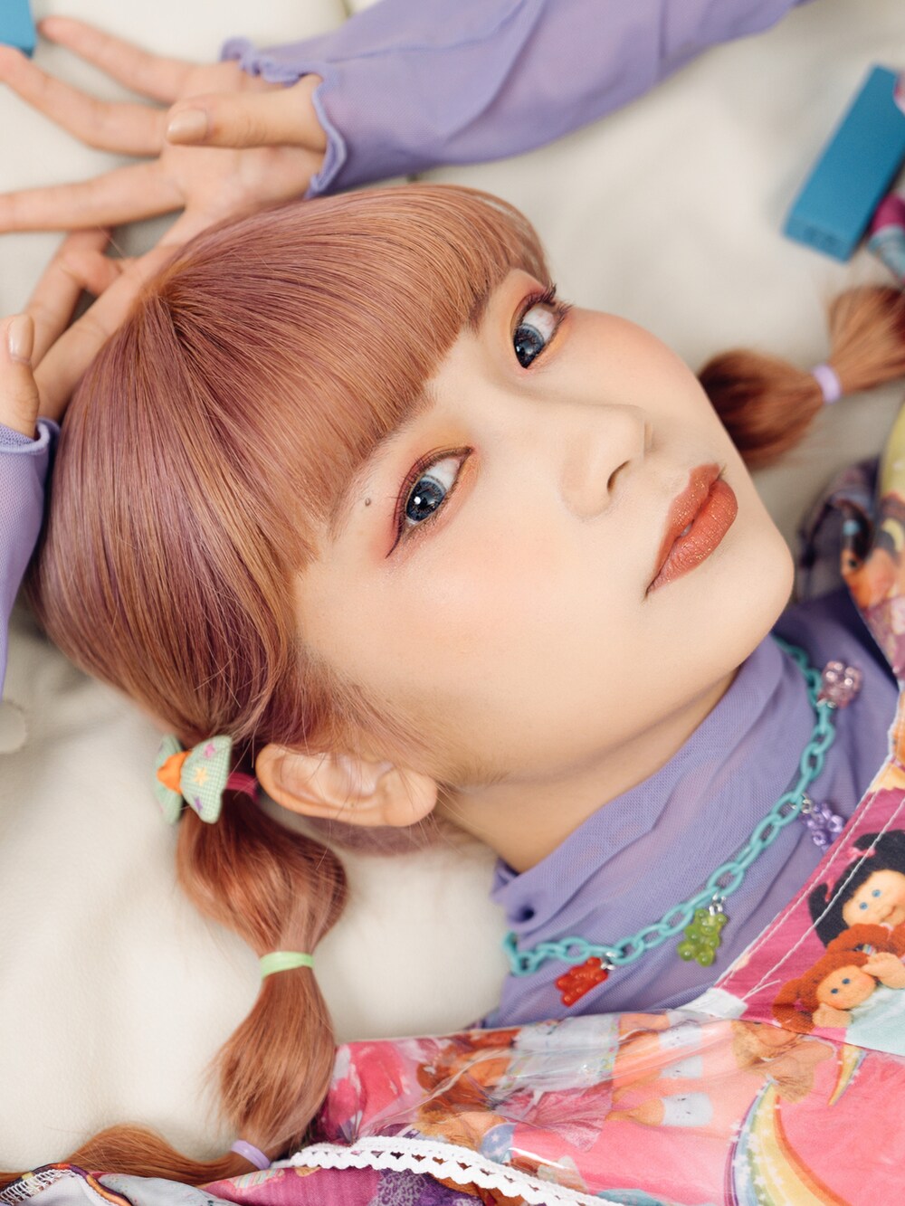 ピンク系のワンピース/ドレスを着用したレディースの冬コーディネートの2枚目の写真