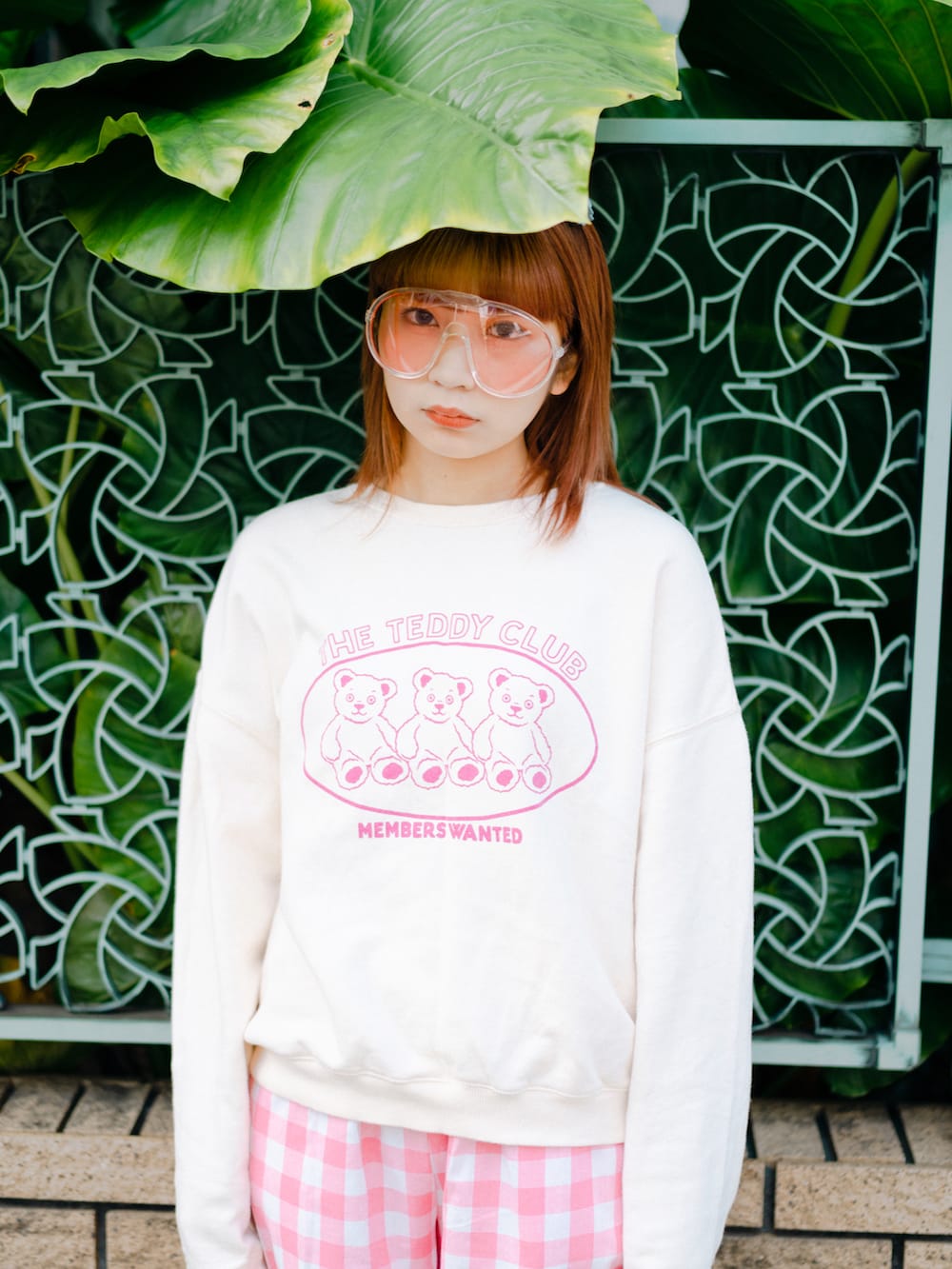 ピンク系のパンツ、ホワイト系のスウェット、ピンク系のスニーカーを着用したレディースの秋コーディネートの2枚目の写真