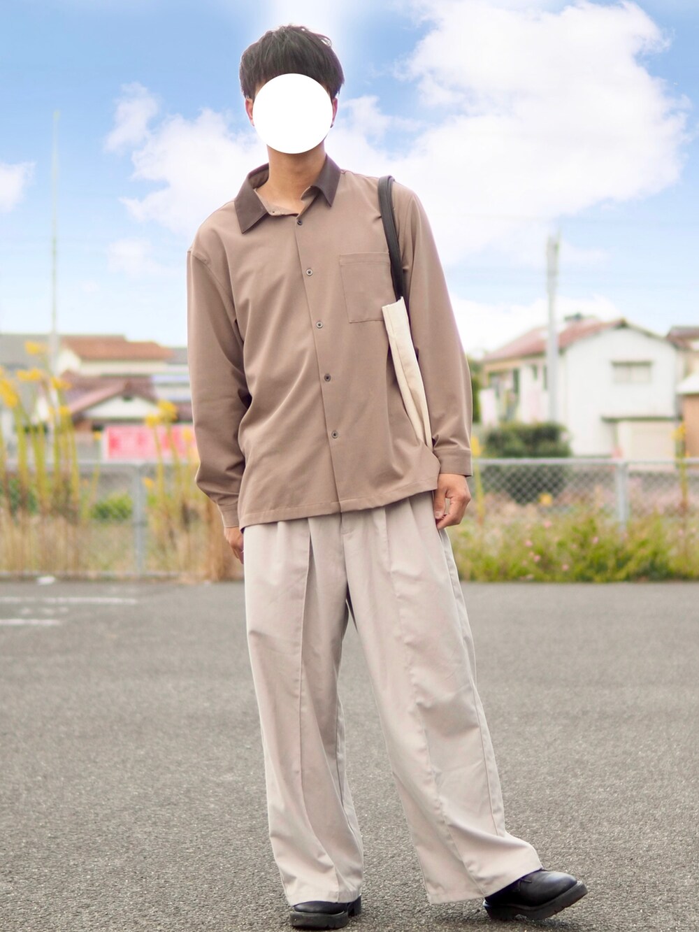 ホワイト系のトートバッグ、グレー系のその他パンツ、ベージュ系のシャツ/ブラウスを着用したメンズの秋コーディネートの2枚目の写真