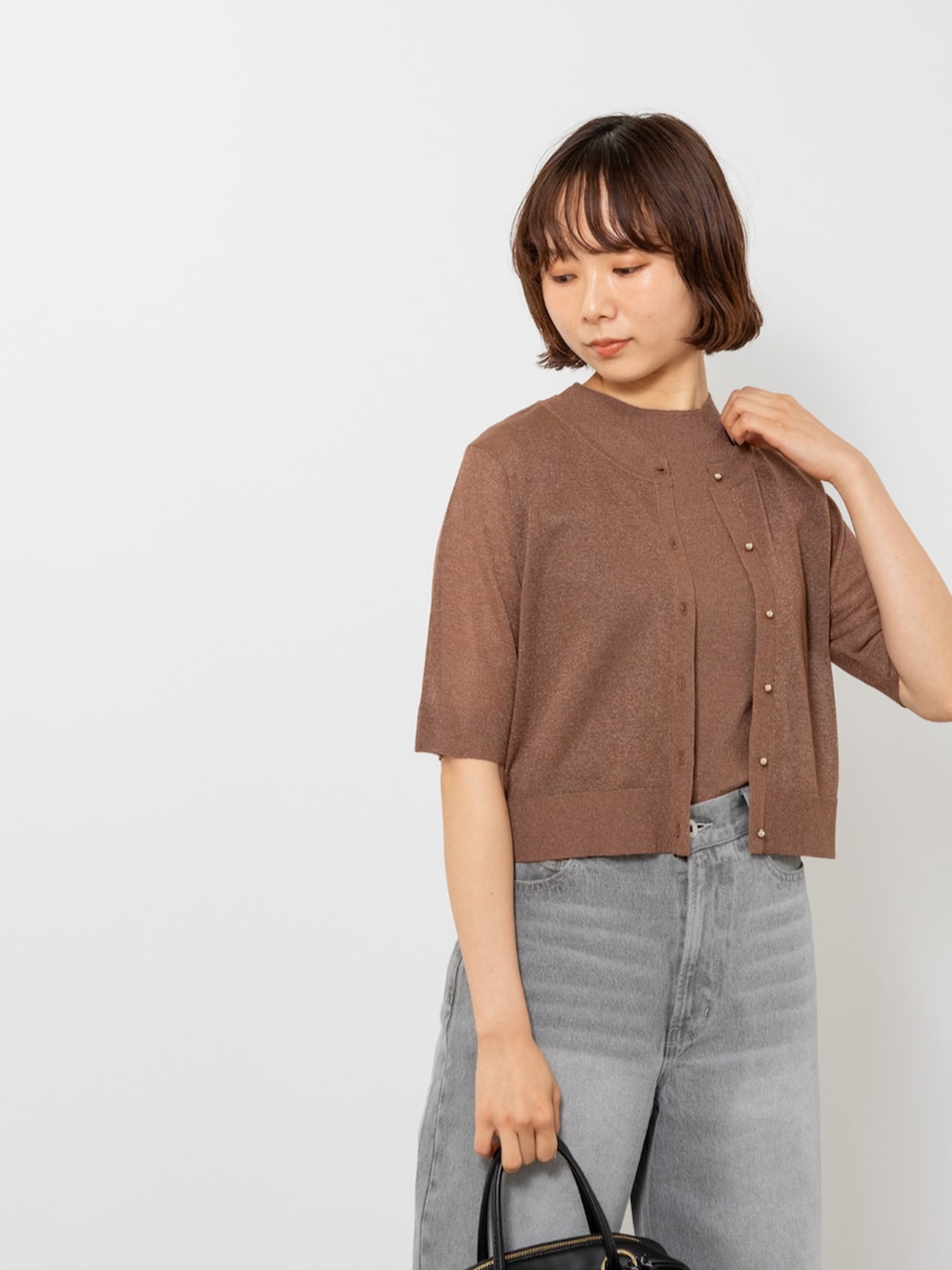 ブラック系のサンダル、ブラウン系のカーディガン/ボレロ、グレー系のデニムパンツを着用したレディースの夏コーディネートの4枚目の写真