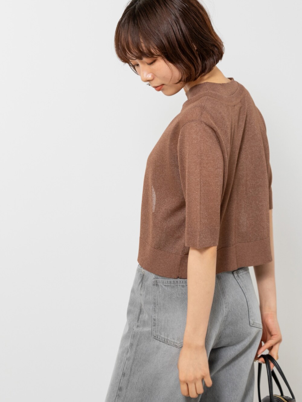 ブラック系のサンダル、ブラウン系のカーディガン/ボレロ、グレー系のデニムパンツを着用したレディースの夏コーディネートの5枚目の写真