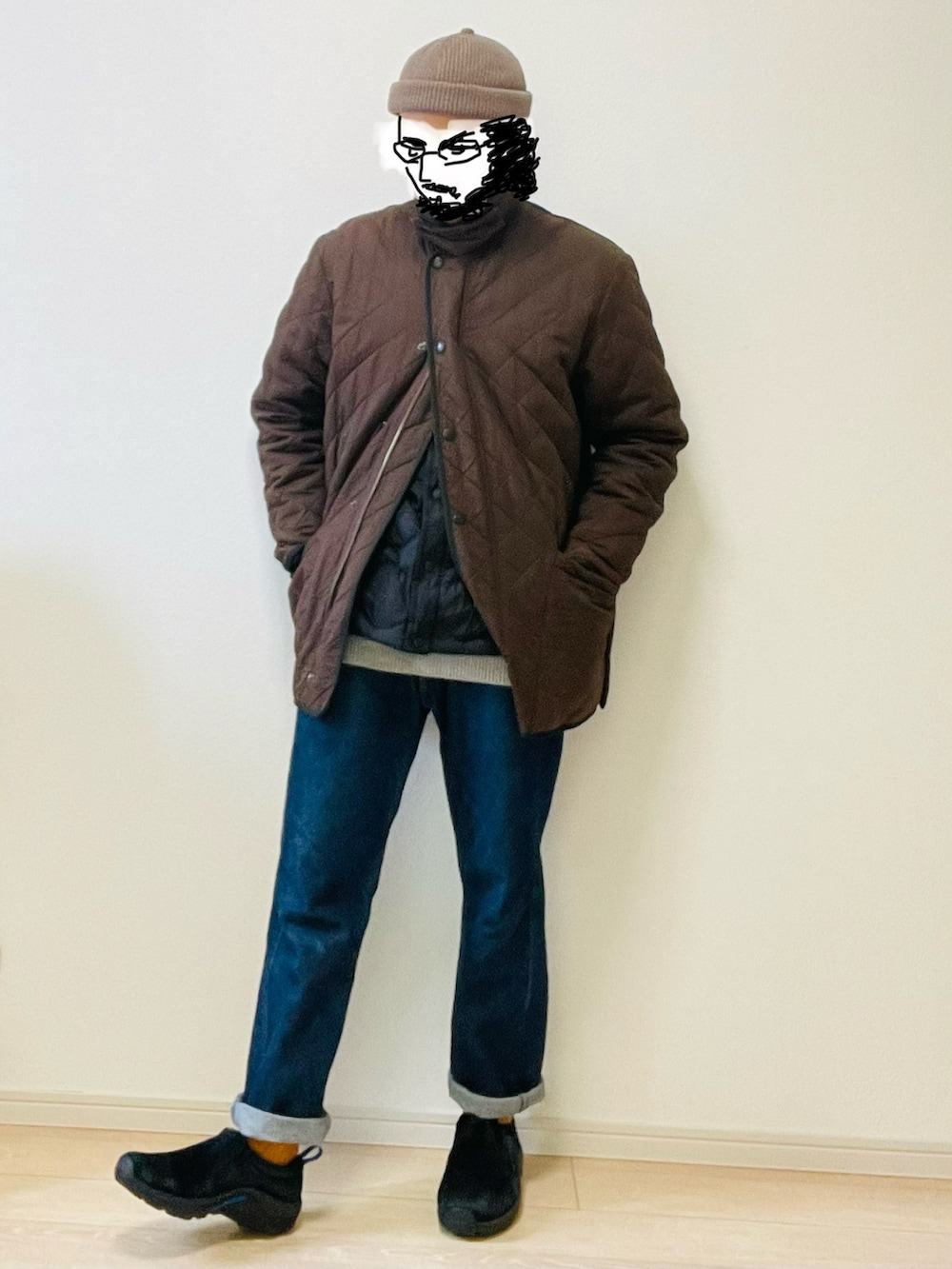 グレー系のニット/セーター、ブラック系のダウンジャケット/コート、ブラウン系のその他アウターを着用したメンズの冬コーディネートの2枚目の写真