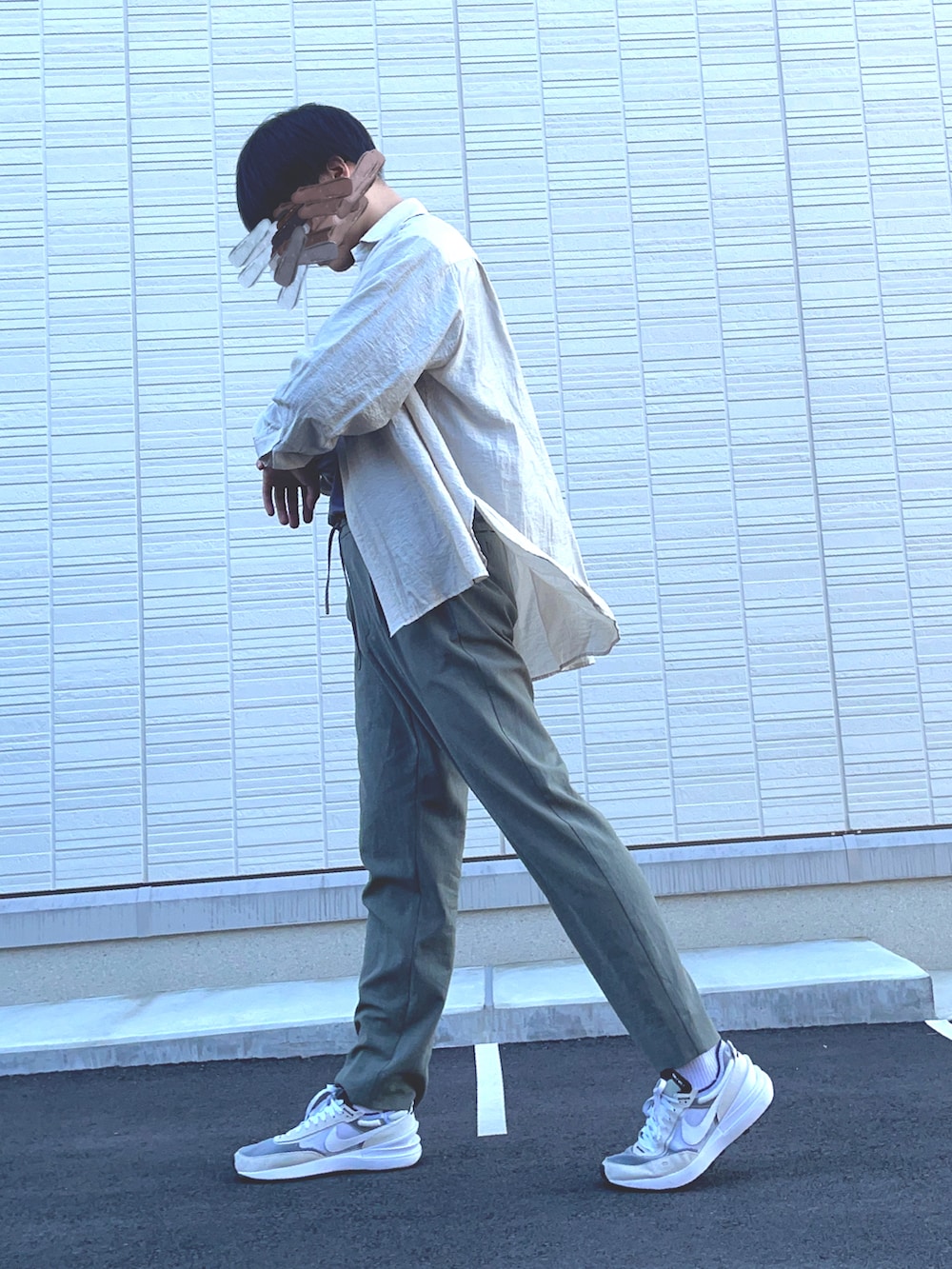 グリーン系のその他パンツ、ホワイト系のシャツ/ブラウス、ホワイト系のスニーカーを着用したメンズの春コーディネートの2枚目の写真