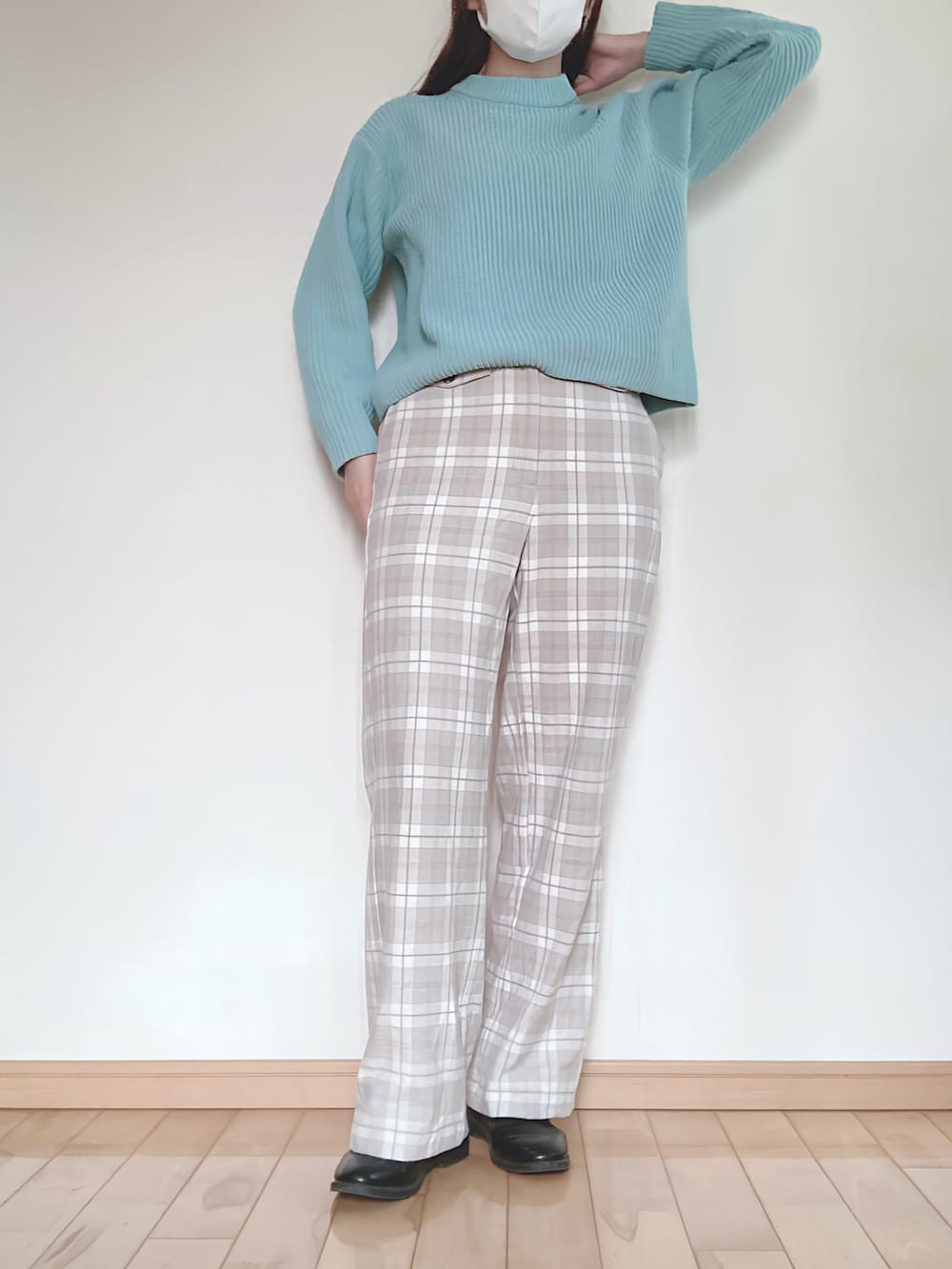 グリーン系のニット/セーター、グレー系のパンツ、ブルー系のダッフルコートを着用したレディースの冬コーディネートの2枚目の写真