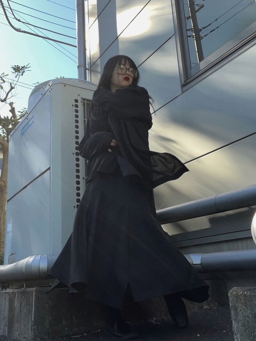 ブラック系のシャツ/ブラウス、ブラック系のスカート、ブラック系のメガネを着用したレディースの秋コーディネートの2枚目の写真