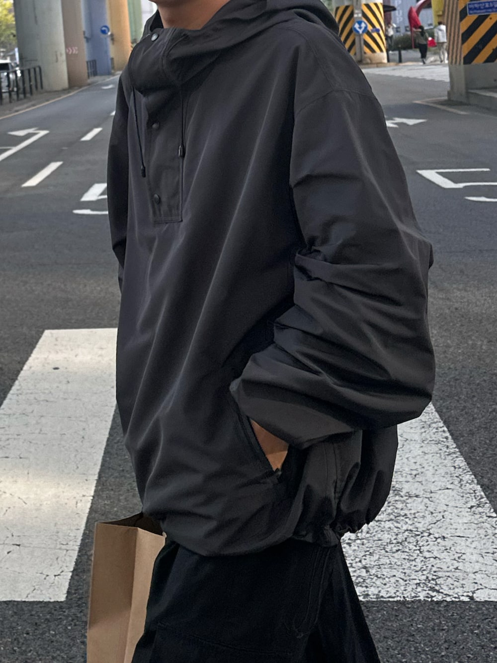 グレー系のパーカー、ブラック系のカーゴパンツ、ベージュ系のモカシン/デッキシューズを着用したメンズの秋コーディネートの4枚目の写真